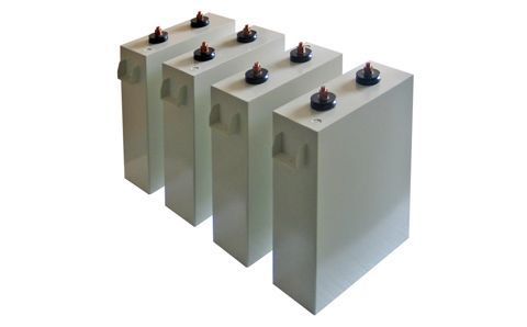 如何區分電容器的正負極？